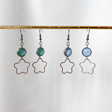 Load image into Gallery viewer, Handmade customisable resin daisy earrings