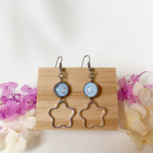 Load image into Gallery viewer, Handmade customisable resin daisy earrings