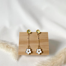 Load image into Gallery viewer, Handmade customisable resin daisy earrings