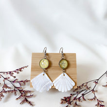 Load image into Gallery viewer, Handmade customisable resin shell pearls earrings