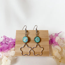 Load image into Gallery viewer, Handmade customisable resin daisy earrings