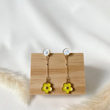 Load image into Gallery viewer, Handmade customisable resin daisy earrings