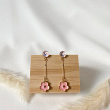 Load image into Gallery viewer, Handmade customisable resin daisy earrings