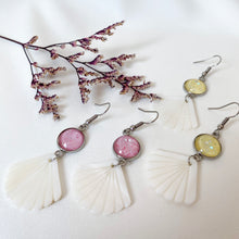 Load image into Gallery viewer, Handmade customisable resin shell pearls earrings