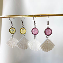 Load image into Gallery viewer, Handmade customisable resin shell pearls earrings
