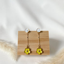 Load image into Gallery viewer, Handmade customisable resin daisy earrings
